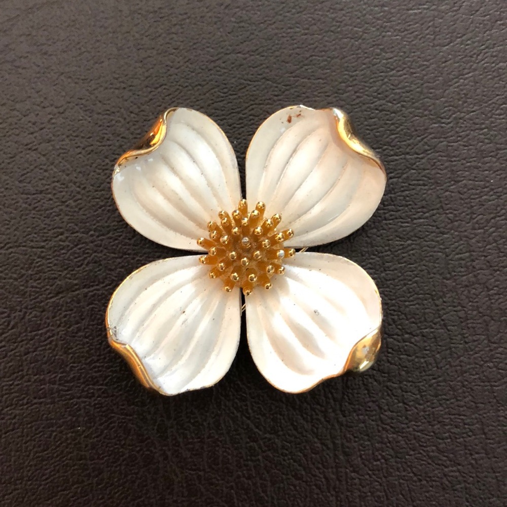 Daisy pin